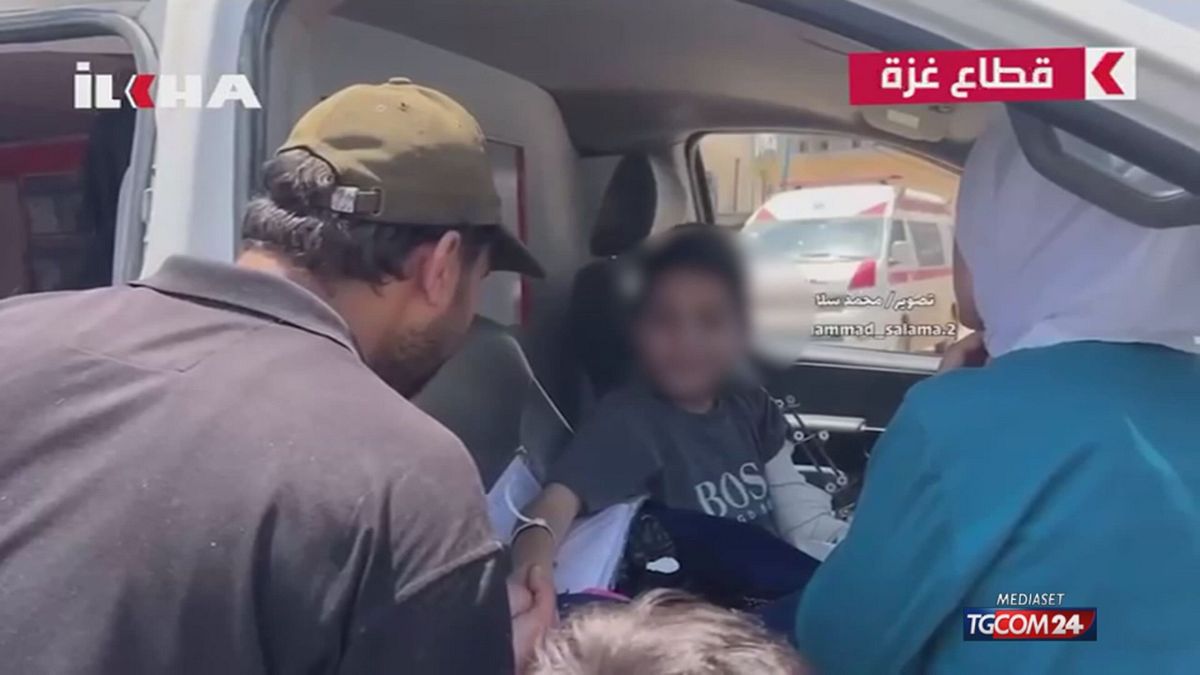 gaza adam in viaggio verso l italia in lombardia le cure per lui e altri bambini feriti