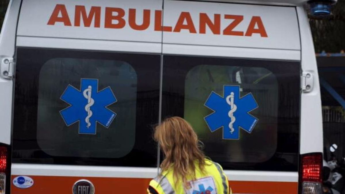 brescia il padre ubriaco picchia la madre 12enne la salva chiamando il 118