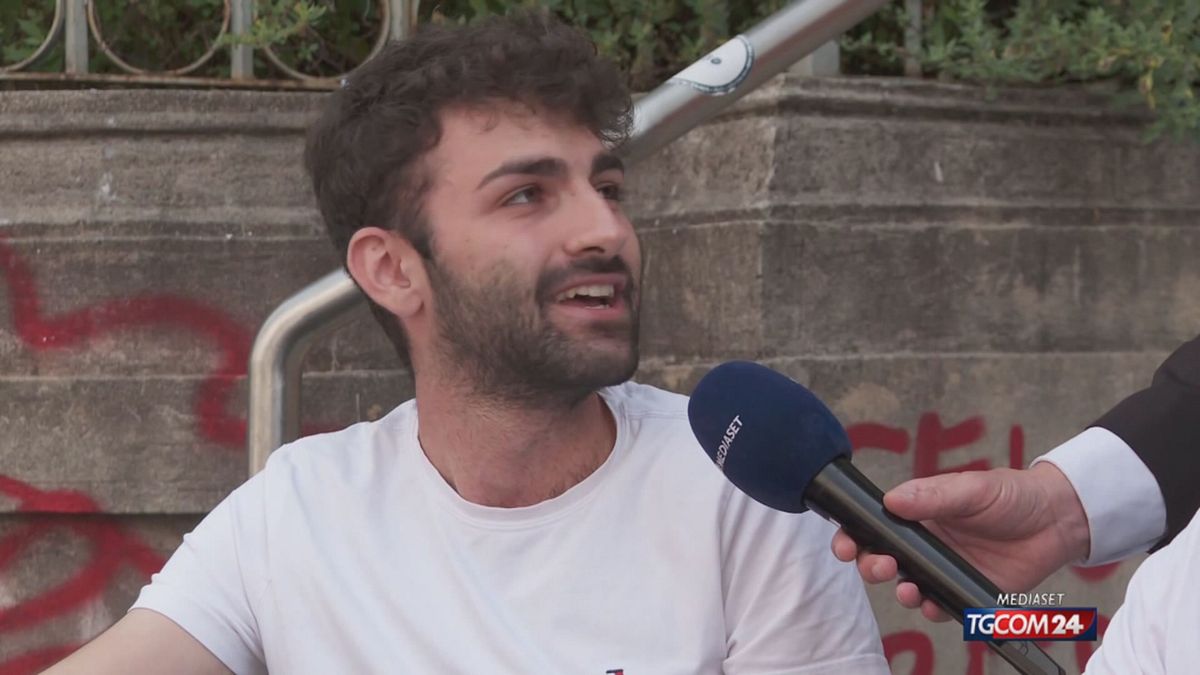 milano universitari fanno lezione in strada per protesta ci sentiamo abbandonati