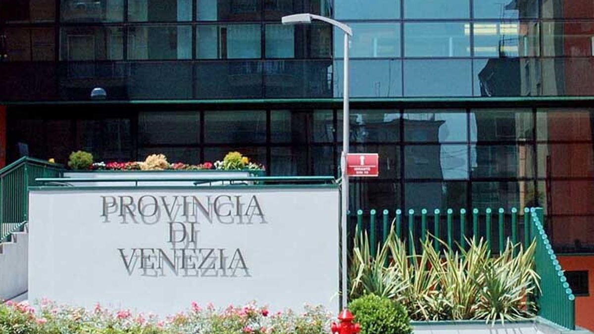 mestre lamentele sui colleghi che non si lavano l azienda installa le docce