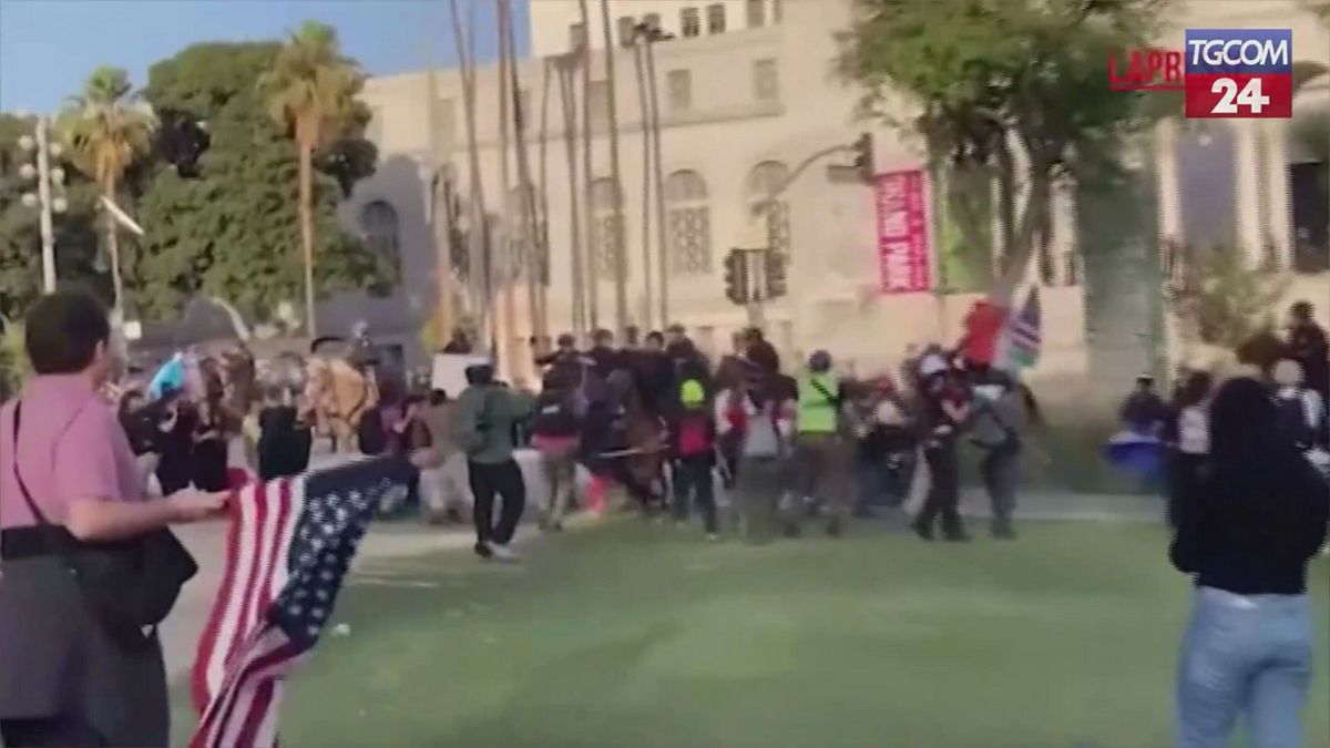 scontri a los angeles polizia a cavallo carica i manifestanti