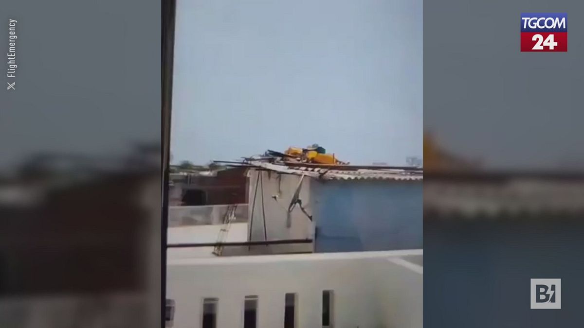 India, il momento in cui precipita un aereo con 242 passeggeri a bordo