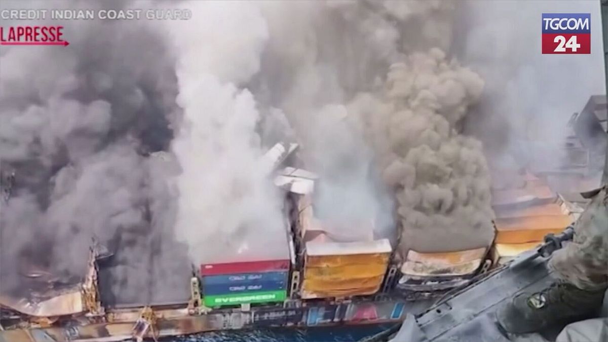 india nave portacontainer va a fuoco al largo del kerala
