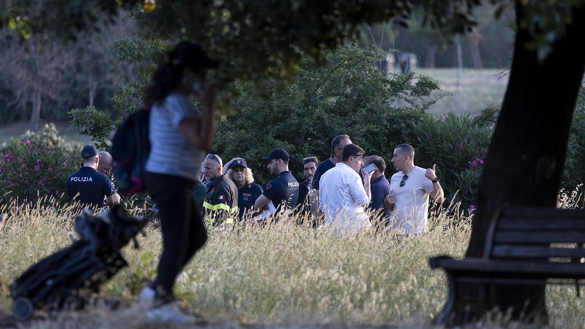 Roma, identificata la donna trovata morta a Villa Pamphili con la figlia: è caccia al killer