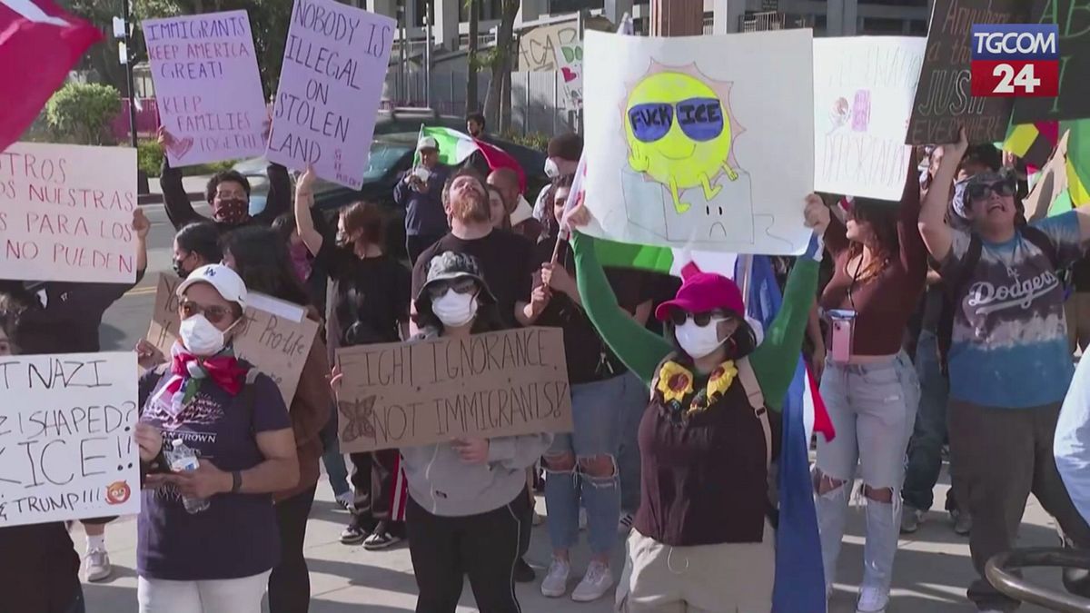 los angeles non si fermano le proteste contro trump