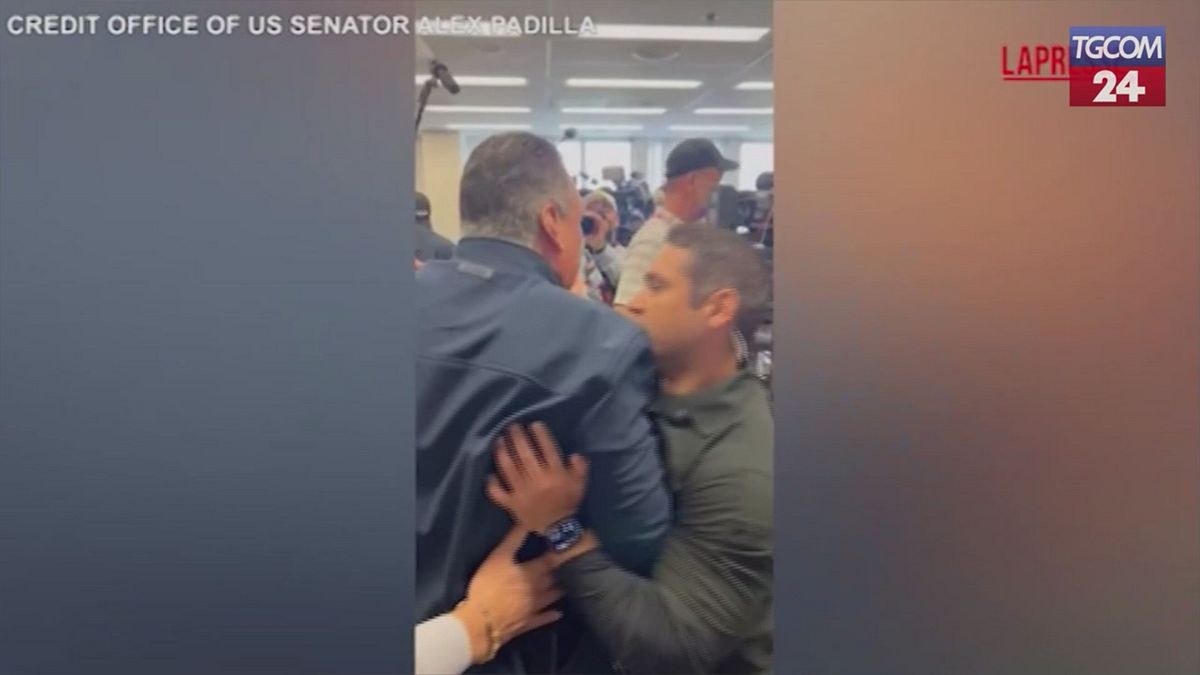 Los Angeles, il senatore Padilla ammanettato durante una conferenza stampa