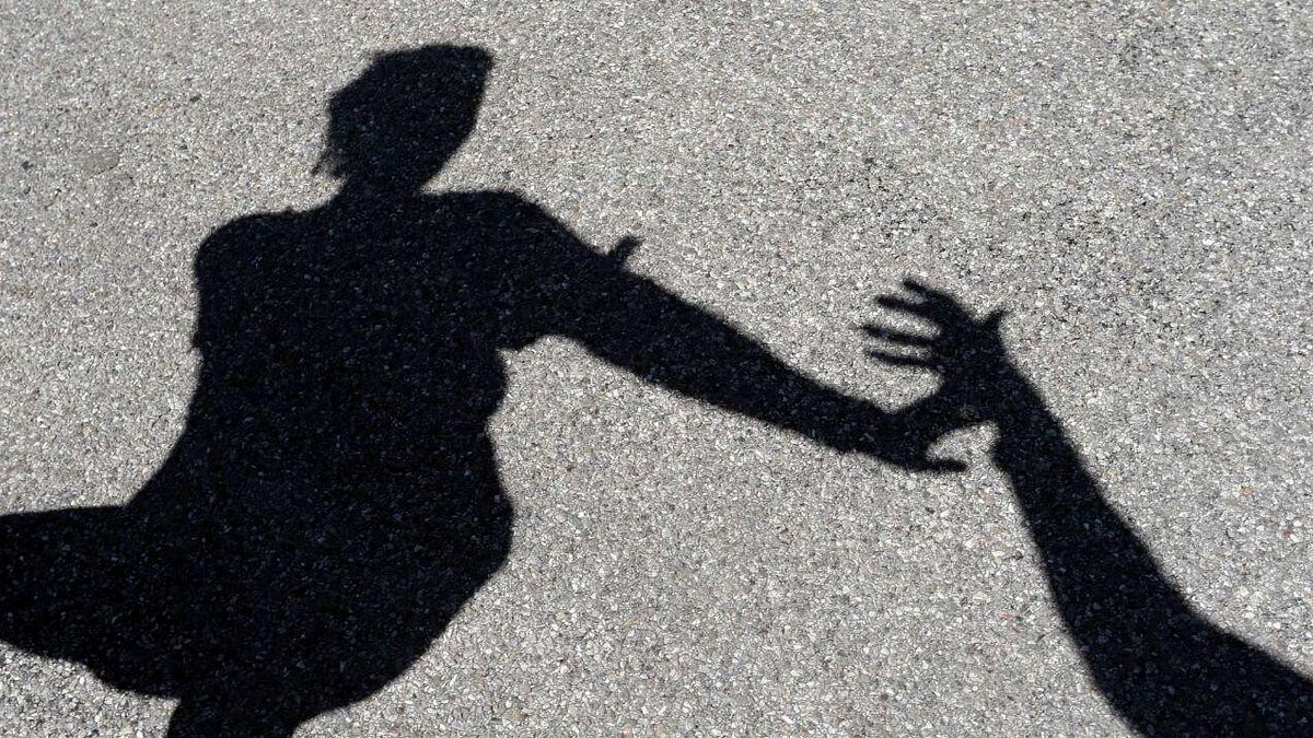 Biella, evin sahibi 4 yaşındaki oğlunun önünde tecavüz etti: Bir tuğla oyuncusu tutuklandı