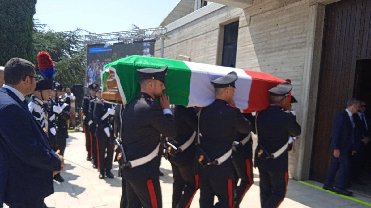 Brindisi, in migliaia ai funerali del carabiniere ucciso: "Ha speso sua vita per il bene"