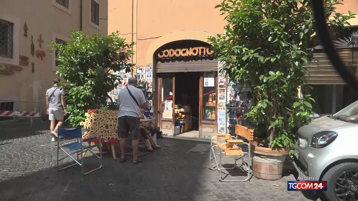 Roma, a rischio chiusura il laboratorio del maestro del legno che scolpisce per i vip