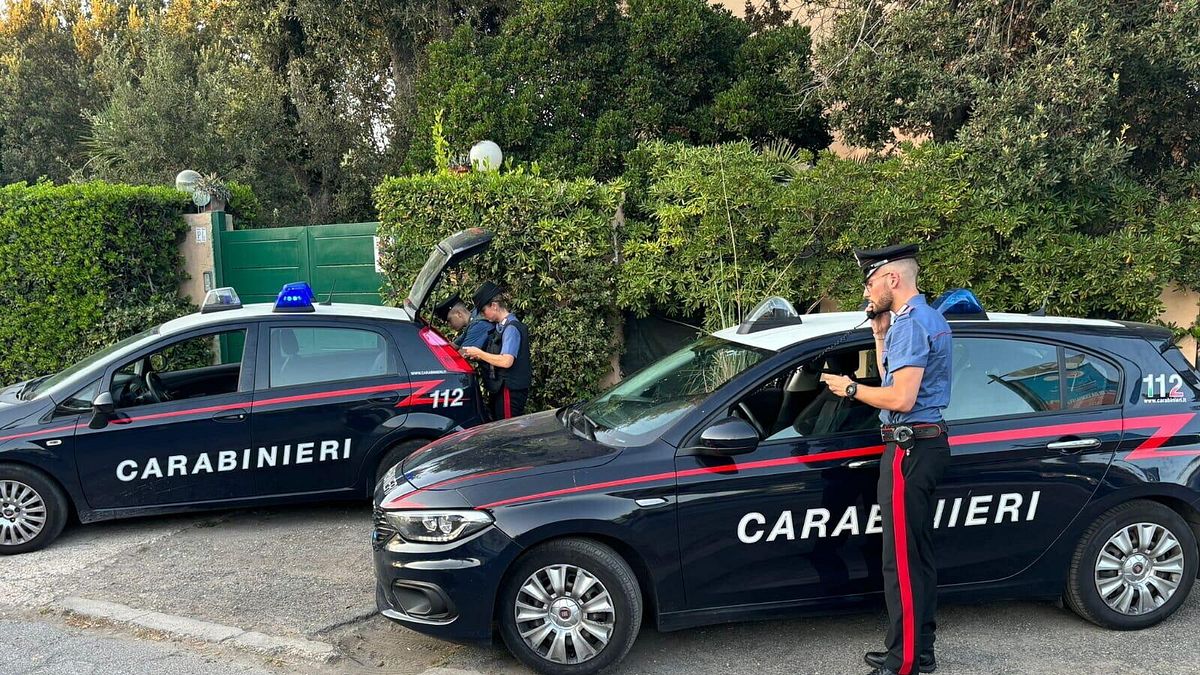 Tolentino, donna uccisa a coltellate davanti ai passanti: femminicidio in pieno centro