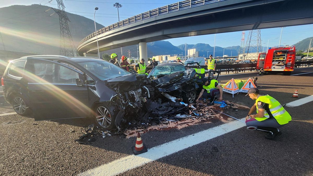 bolzano auto contromano sull a22 un morto e cinque feriti