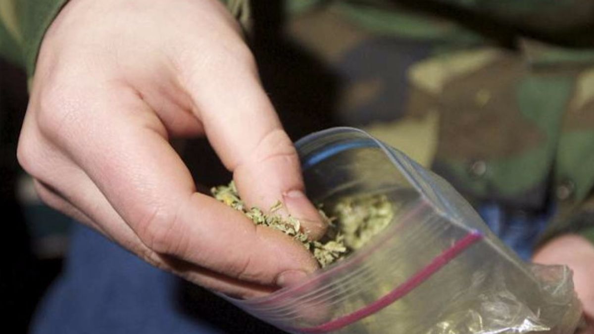 catania lascia il figlio dal barbiere e va a spacciare arrestato 34enne