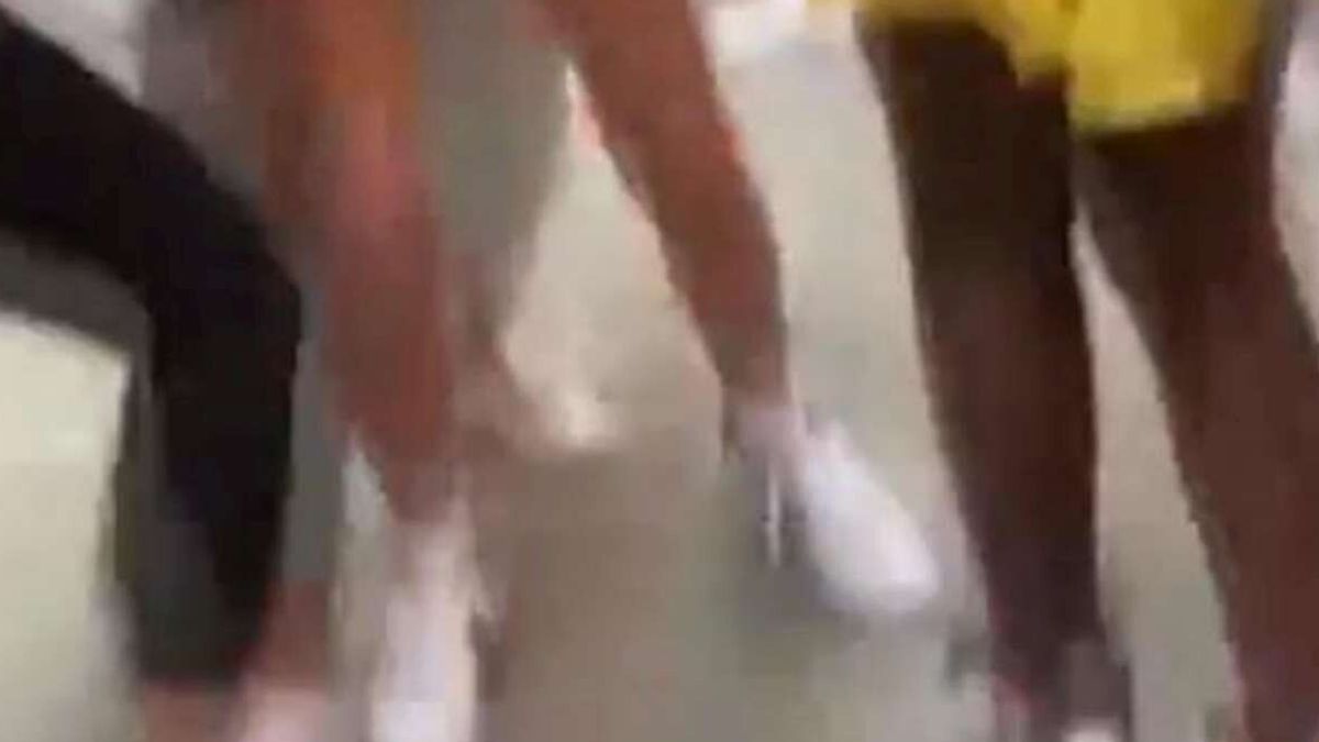 Napoli, baby gang picchia una donna al supermercato e poi va a fare merenda: i minori erano stati rimproverati per aver saltato la fila
