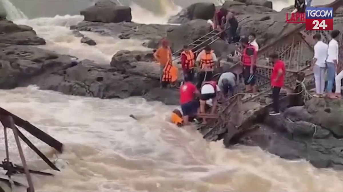 India, il crollo di un ponte su un fiume provoca morti e dispersi: il video dei soccorsi