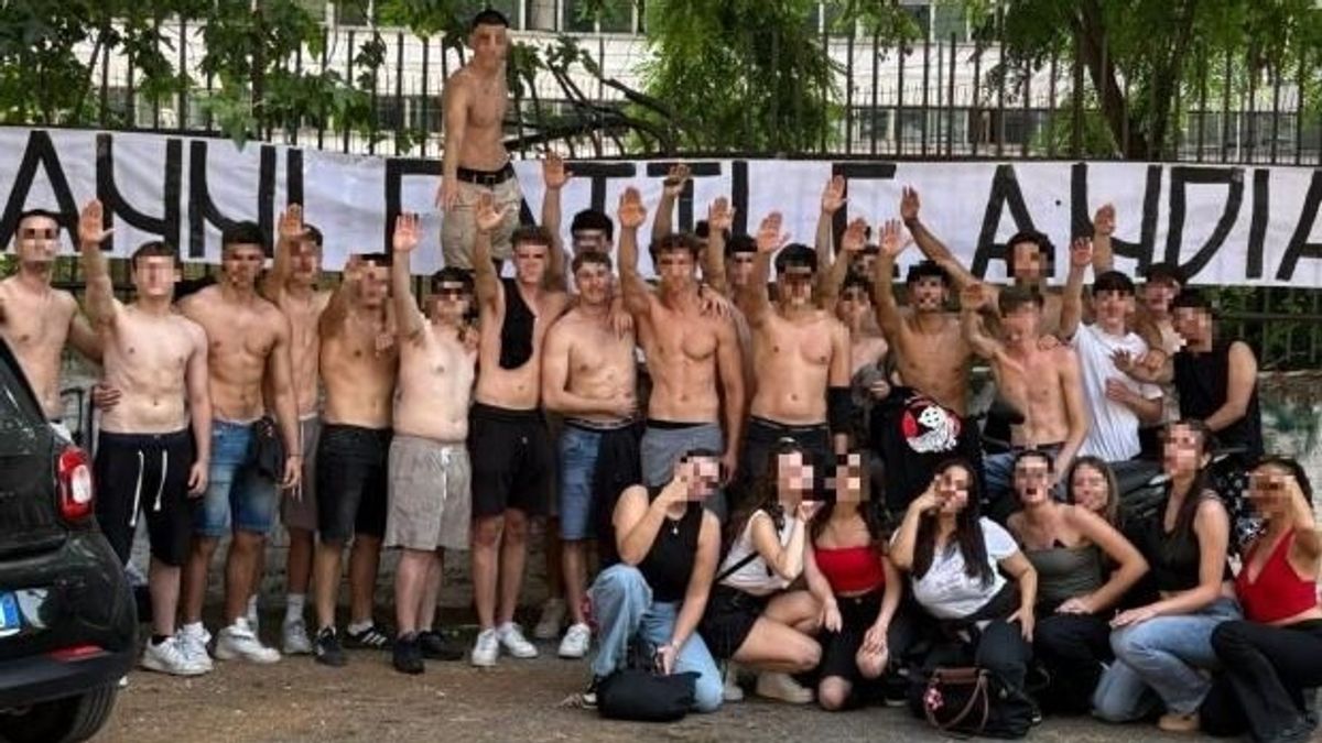 saluto fascista al liceo malpighi 31 studenti nel mirino abbassato il voto in condotta