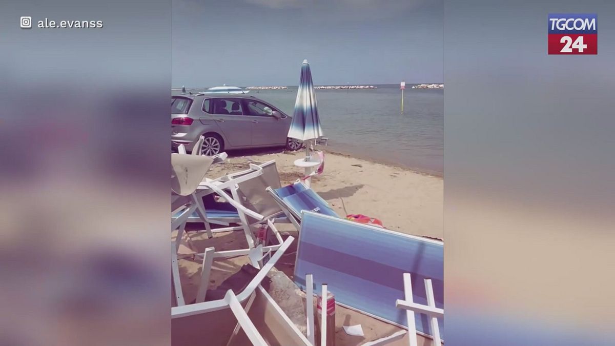 alba adriatica tragedia sfiorata auto sbanda e finisce in spiaggia