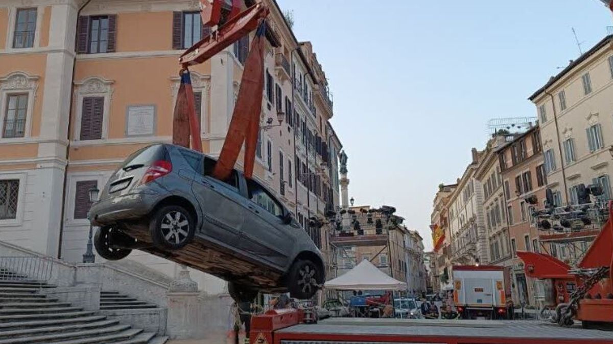 Roma, in auto sulla scalinata di Trinità dei Monti: denunciato un 80enne