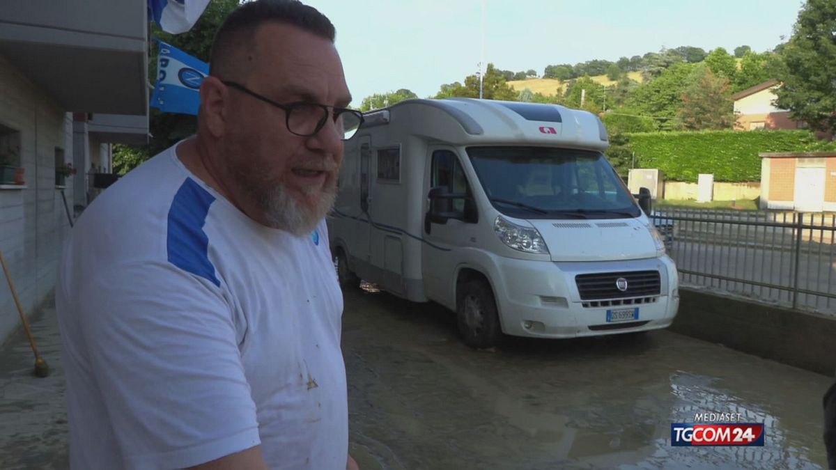 il maltempo travolge il nord italia fango allagamenti e raffiche di vento