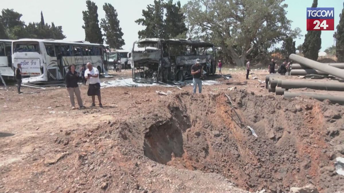 Missili iraniani su Israele, ampio cratere e autobus distrutti a Herzliya