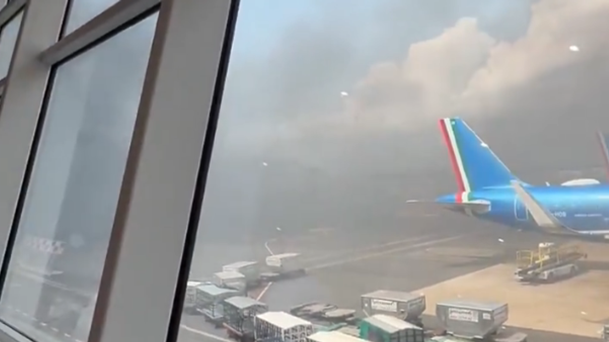 Fiumicino, incendio su una parte esterna del tetto: terminal evacuato