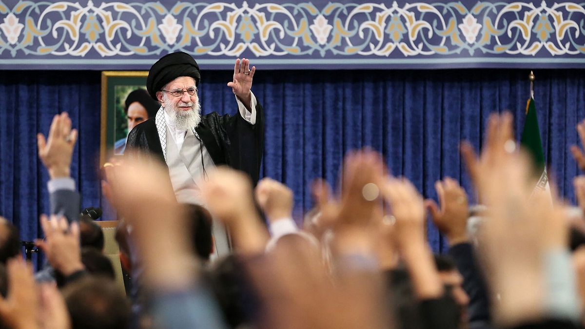 Khamenei: "Nessuna pietà per i leader israeliani" | Voci di un suo discorso in tv | Hacker filo israeliani attaccano le criptovalute iraniane