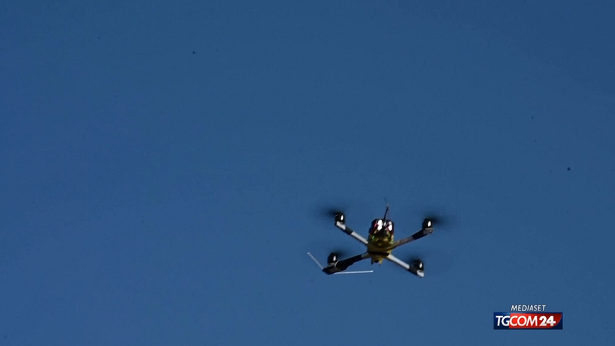 Cosenza, avaria per il drone che trasporta cellulari in carcere: il velivolo cade davanti agli agenti
