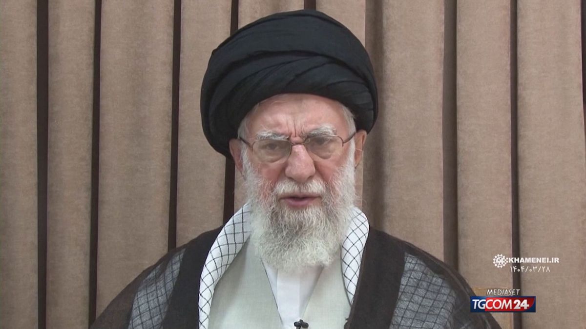khamenei sfida trump in tv non ci arrenderemo mai