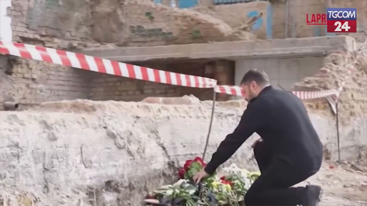 zelensky visita il luogo dell attacco russo a kiev