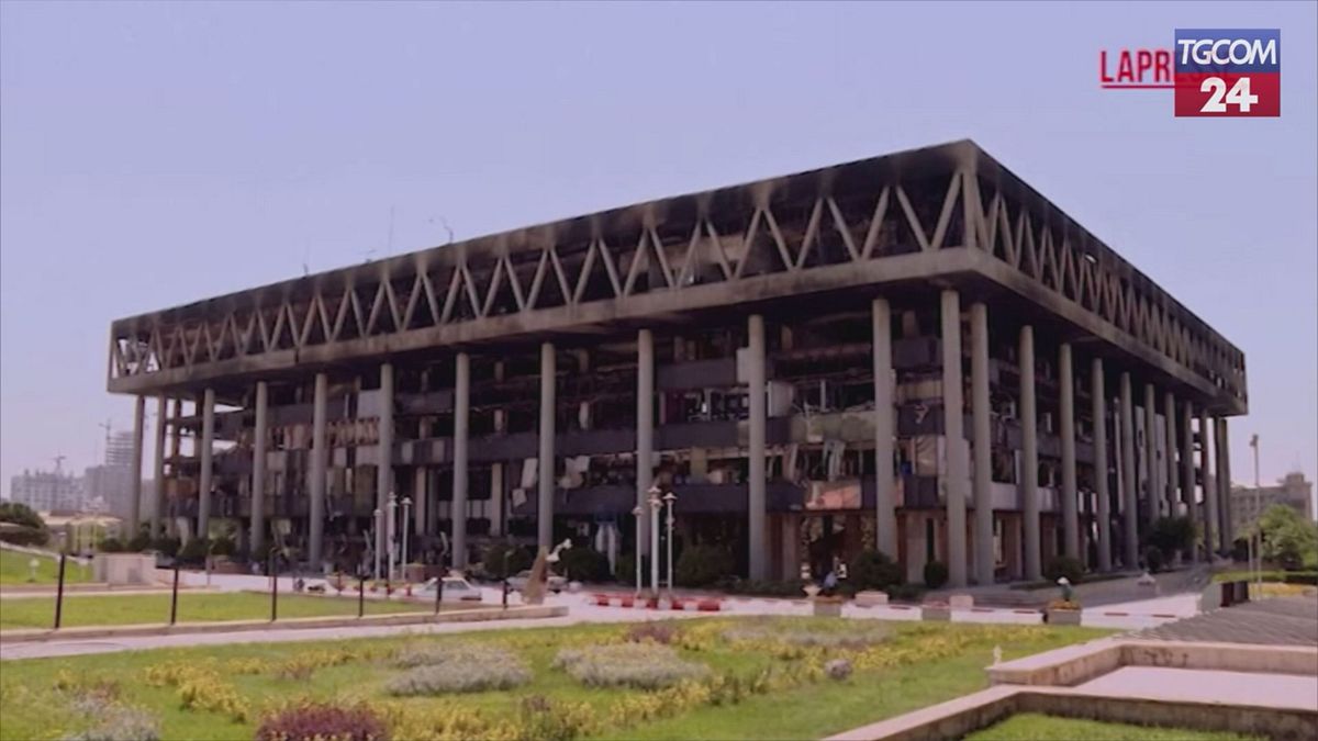 raid di israele sulla tv di stato iraniana le immagini dell edificio colpito