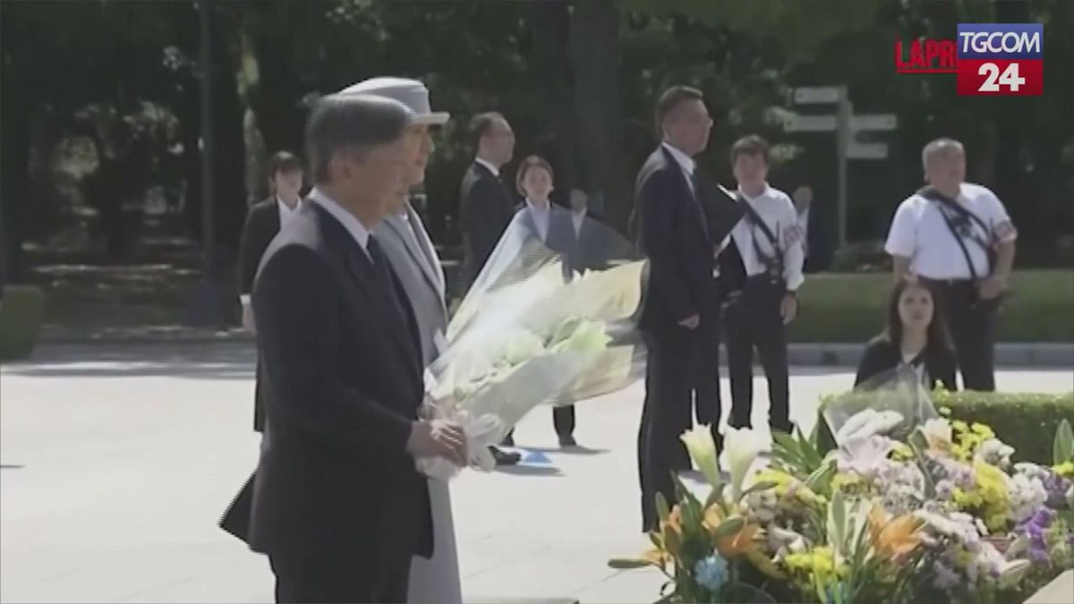Giappone, la coppia imperiale commemora le vittime della bomba atomica di Hiroshima