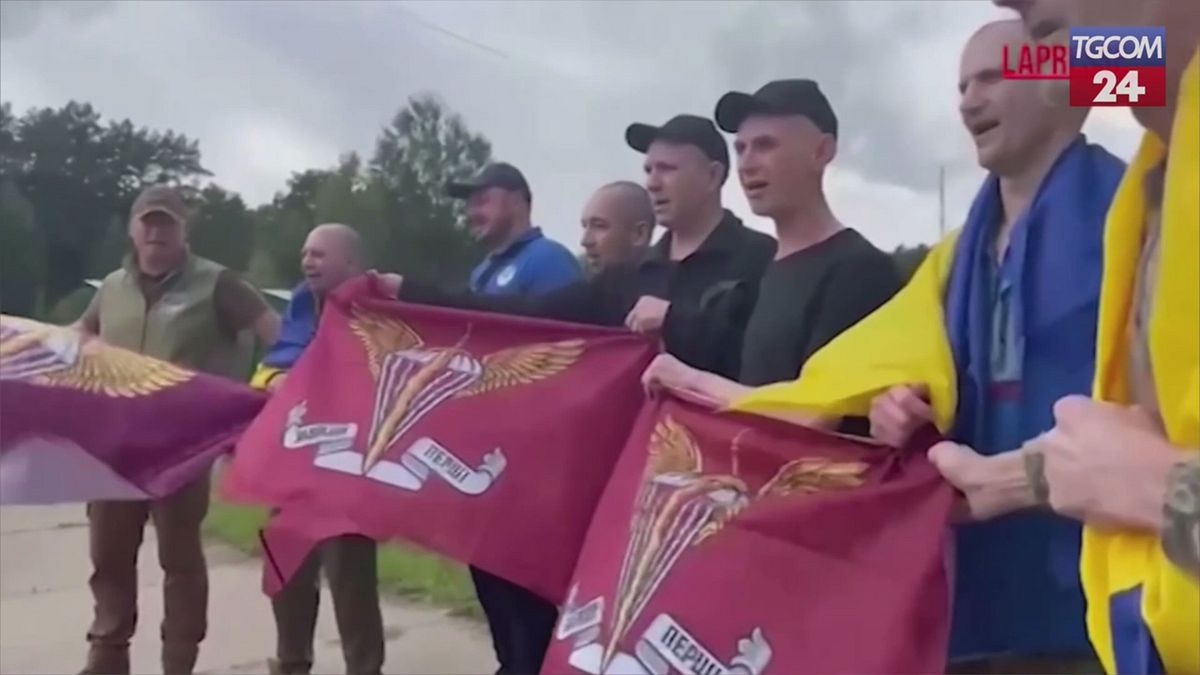 scambio di prigionieri tra kiev e mosca la gioia su entrambe i fronti