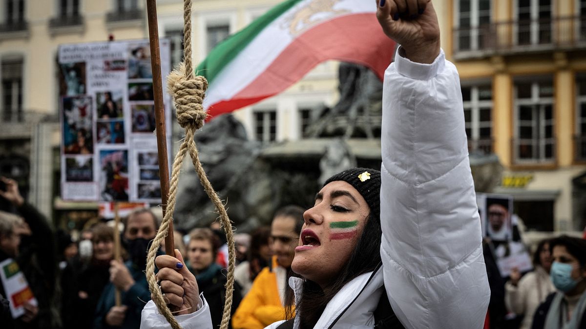 Toomaj Salehi, arrestato e rilasciato il rapper metalmeccanico che fa paura al regime iraniano