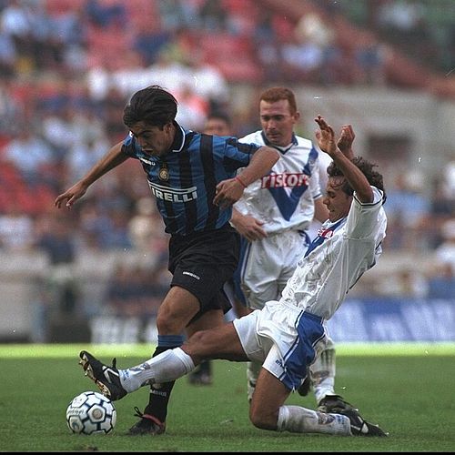 Recoba in azione con il suo sinistro