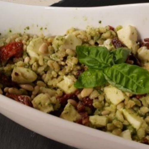Insalata d'orzo al pesto