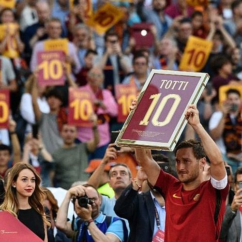 Maglia Celebrativa Per Totti. E Mourinho Festeggia Il Ritorno Di Kumbulla In Difesa