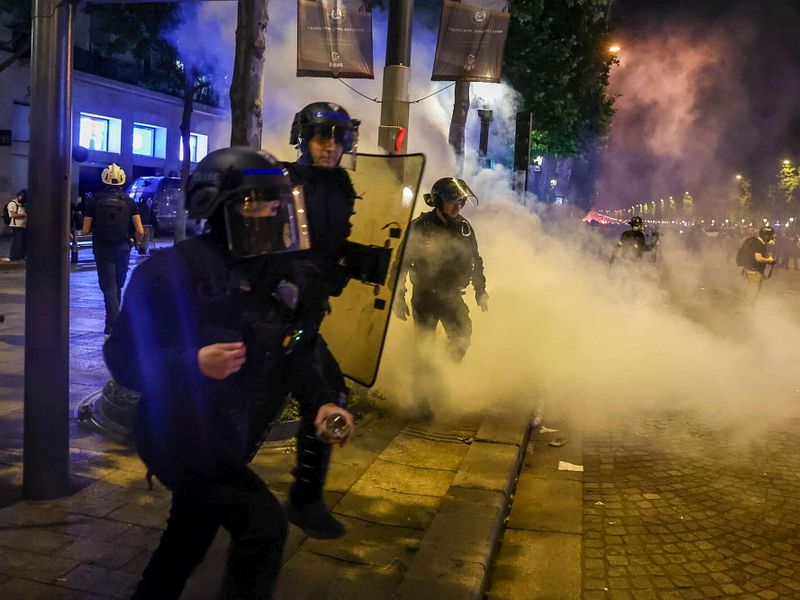 A Parigi tifosi scatenati dopo vittoria in Champions, 68 arresti
