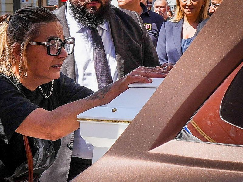 Martina Carbonaro, la madre: "Andrò dal Papa con i suoi occhiali"