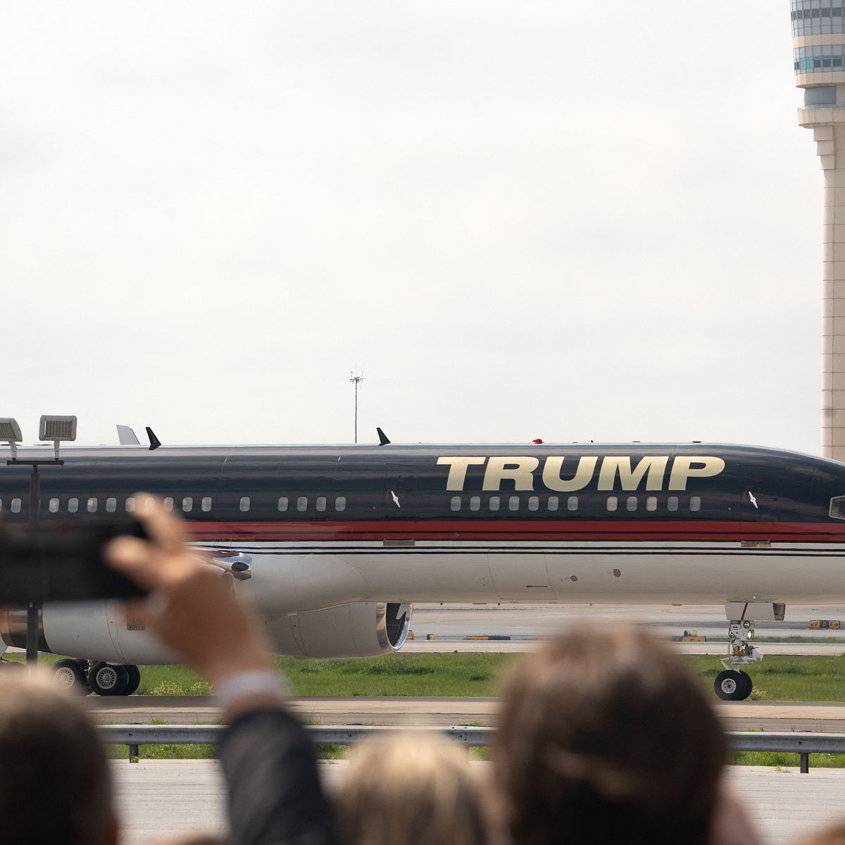 Usa Boeing di Trump urta un aereo privato durante il rullaggio