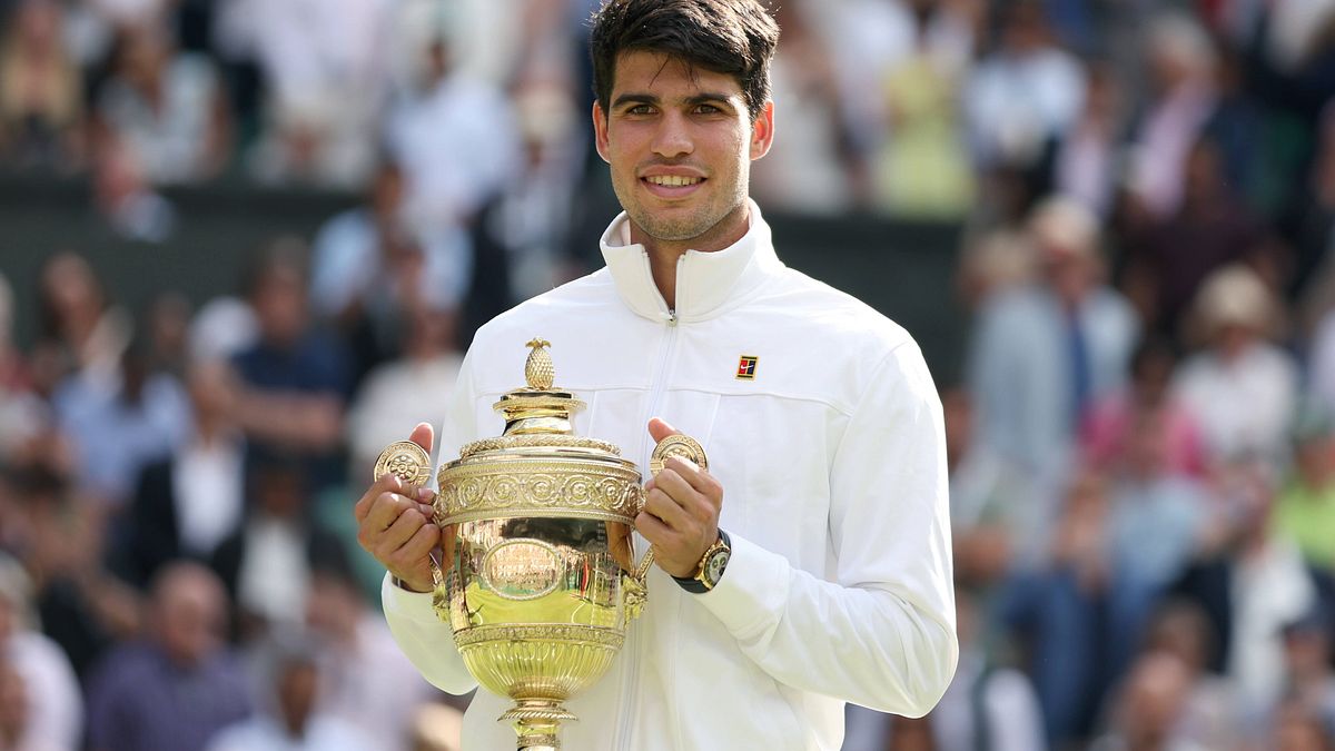 Wimbledon 2024: Carlos Alcaraz festeggia con il trofeo dopo aver vinto la finale del singolare maschile battendo Novak Djokovic © IPA