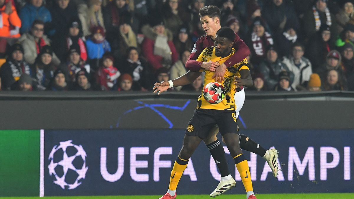 Martin Vitik su Marcus Thuram  © afp