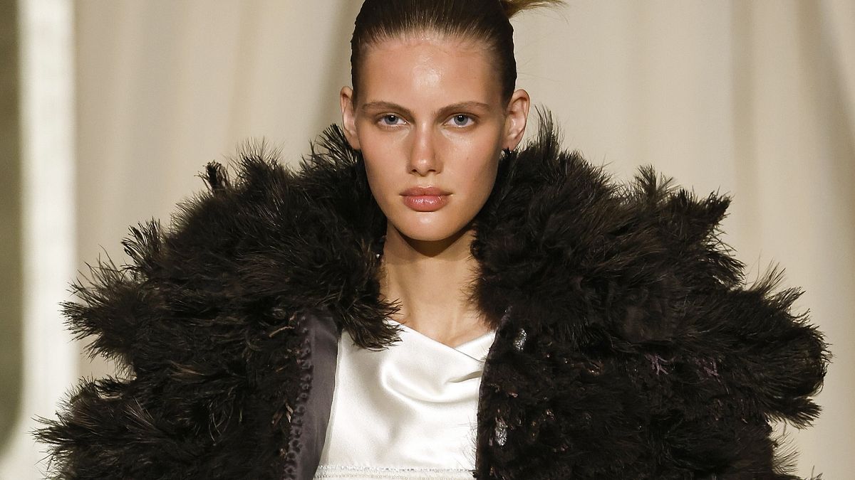 Chanel Haute Couture autunno inverno 2025-2026: uno dei look della sfilata a Parigi © IPA