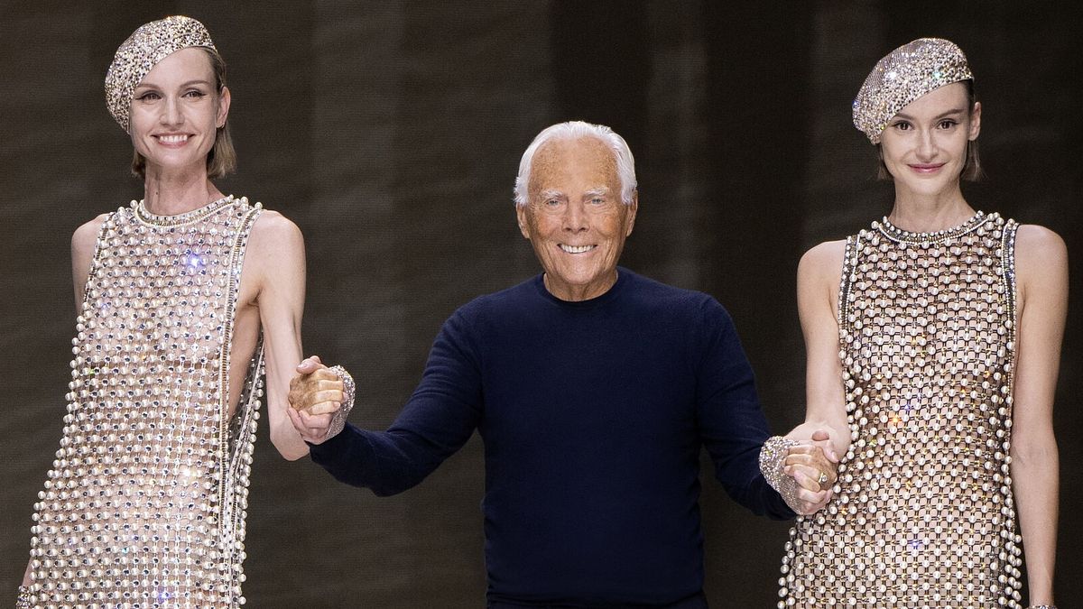 	Giorgio Armani tra le modelle lo scorso anno a Parigi nel finale della sfilata della sua linea Haute Couture Privé autunno inverno 2024-2025 © Ufficio stampa