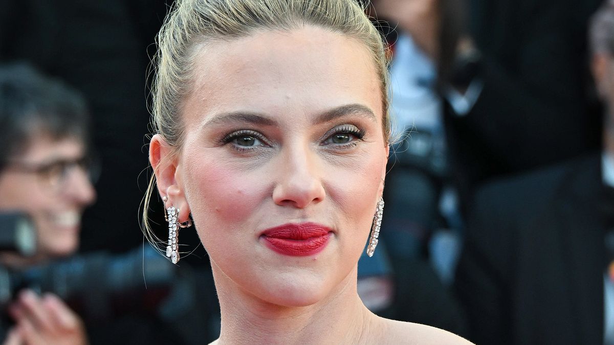 Scarlett Johansson con un rossetto rosso di tendenza "blurred", dall'effetto sfumato © IPA