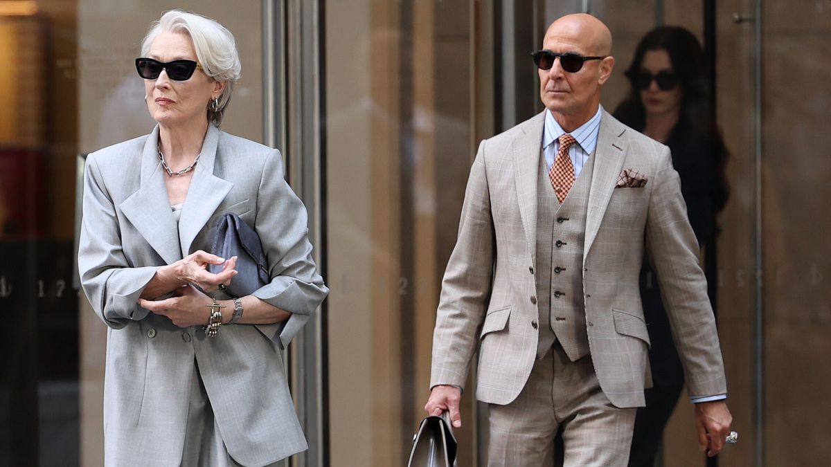 Il Diavolo veste Prada 2: Meryl Streep e Stanley Tucci sul set a New York. Alle loro spalle si intravede Anne Hathaway © IPA