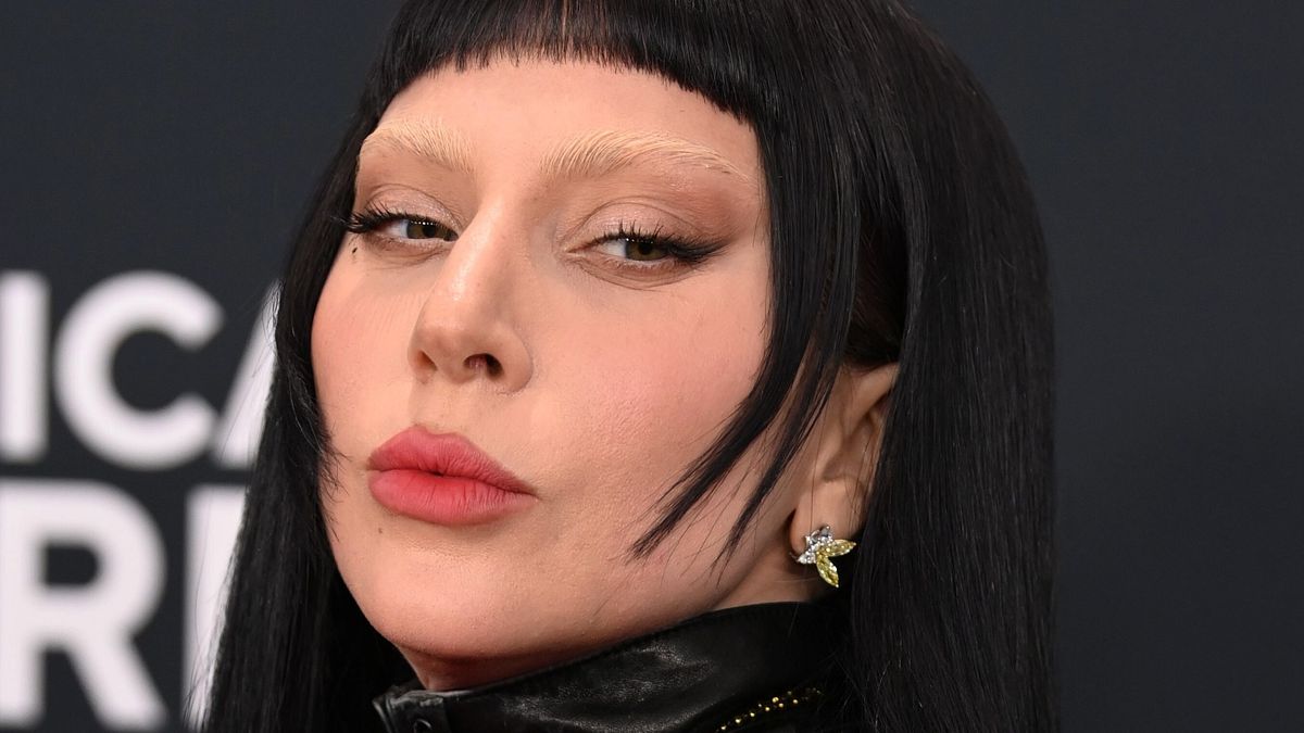 Lady Gaga ai Grammy 2025: la frangetta punk e il taglio di capelli Hime © IPA