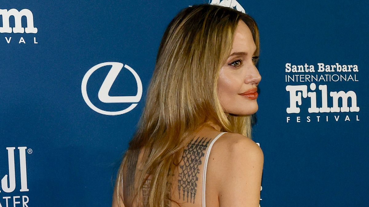 Slip dress, l'abito sottoveste amato dalle celebs: Angelina Jolie © Afp