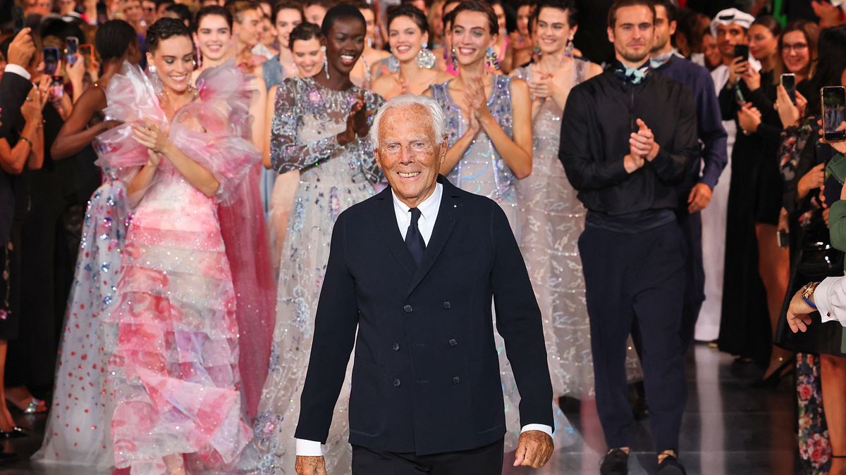 Giorgio Armani con i modelli nel finale di una sfilata delle "One Night Only" che nell'ottobre 2021 si è tenuta a Dubai © Afp