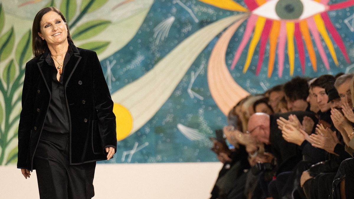 Applausi per Maria Grazia Chiuri al termine della sfilata di presentazione della collezione Dior Haute Couture primavera estate 2025, nel gennaio scorso a Parigi © IPA