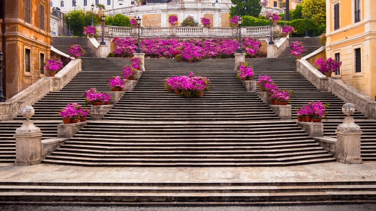  Trinità dei Monti, Piazza di Spagna, Roma © Istockphoto