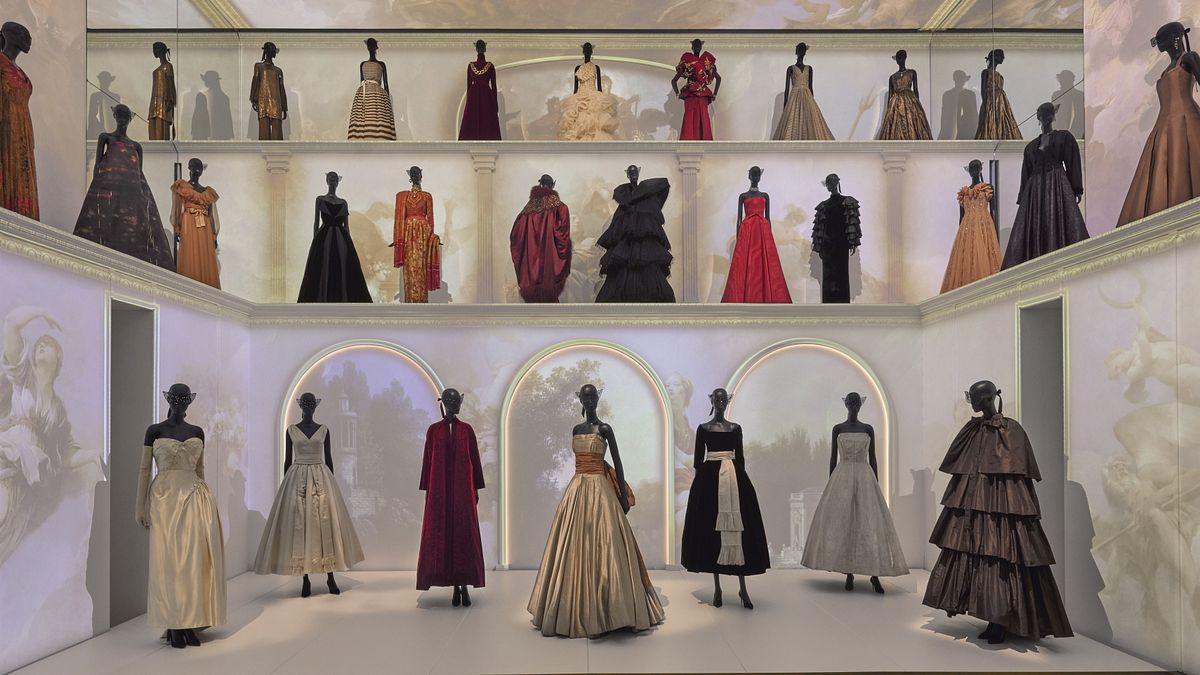 “La Collection Dior d’Azzedine Alaïa”, gli abiti in mostra a La Galerie Dior di Parigi (credit: Adrien Dirand) © Ufficio stampa
